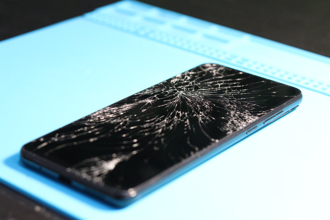 Smartfon z uszkodzonym ekranem